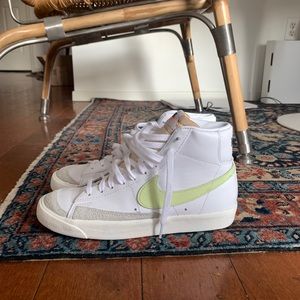 NIKE Blazer Mid 77 White/Green
Size: 9.5